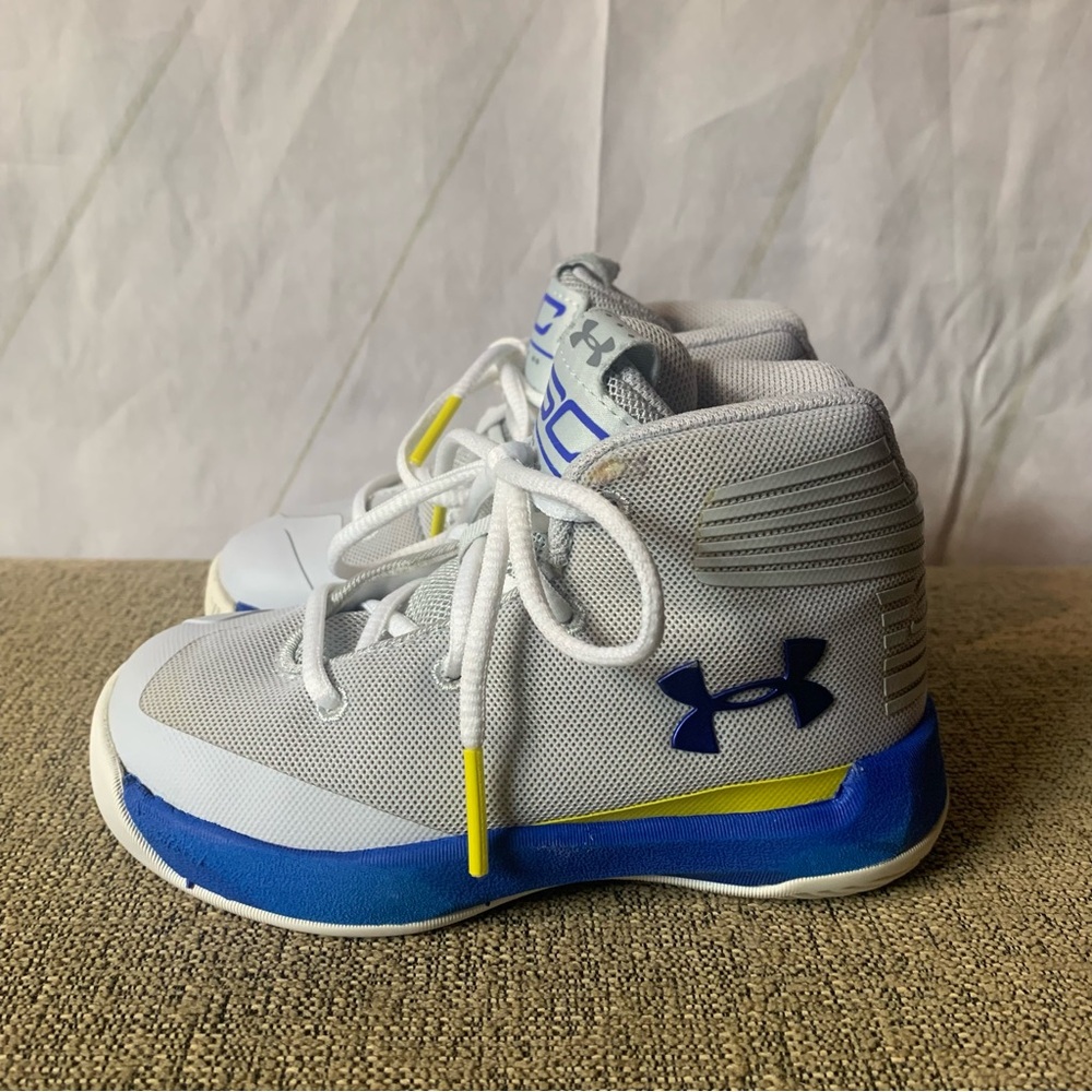 Under Armour Colorful High Top Lace Up Sneaker Shoe Size 6 Toddler (Kids Shoe).